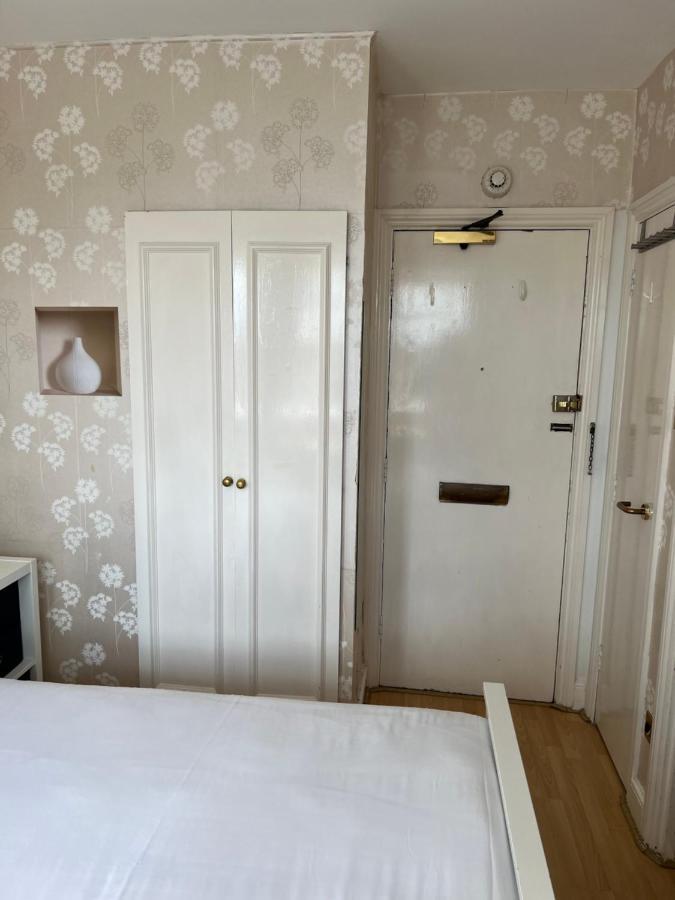 Super Located Studio In South Ken At Chelsea Cloister Лондон Екстериор снимка